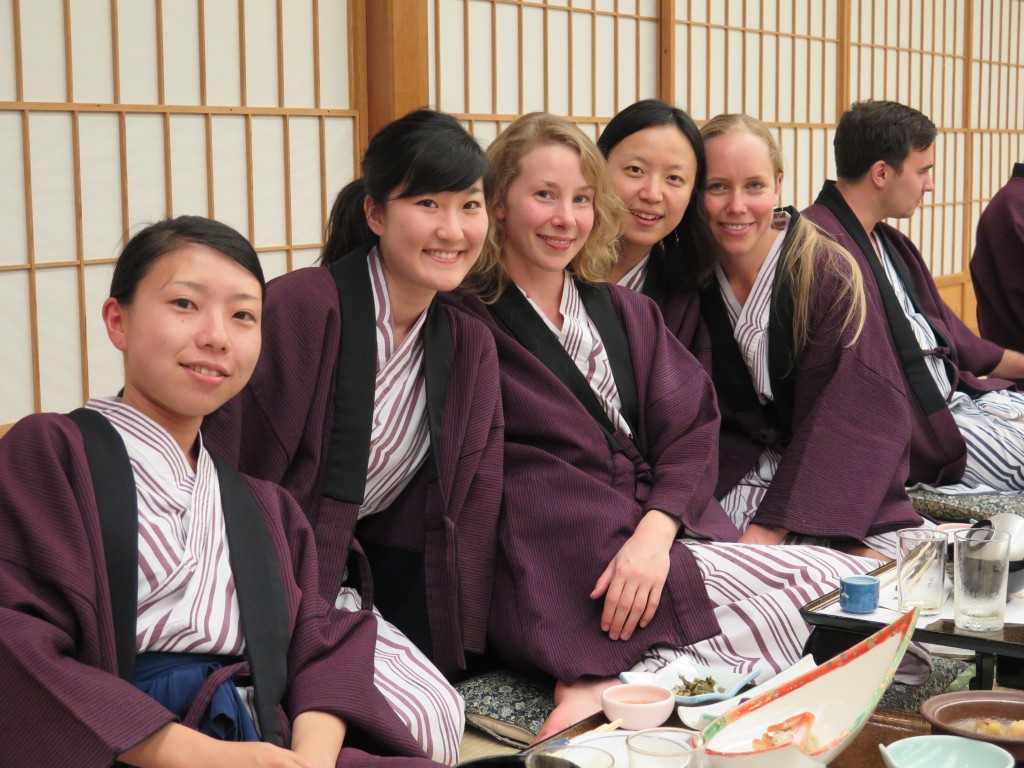 Sakiko, Yuki, Sarah, Jiyoon et Marcia, dernière soirée Noboribetsu